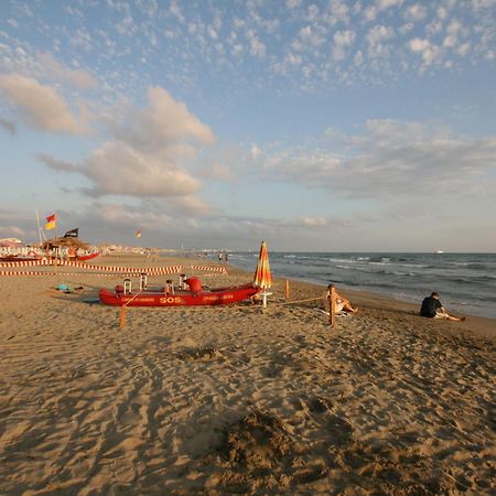 Hotel Ely Viareggio Bagian luar foto