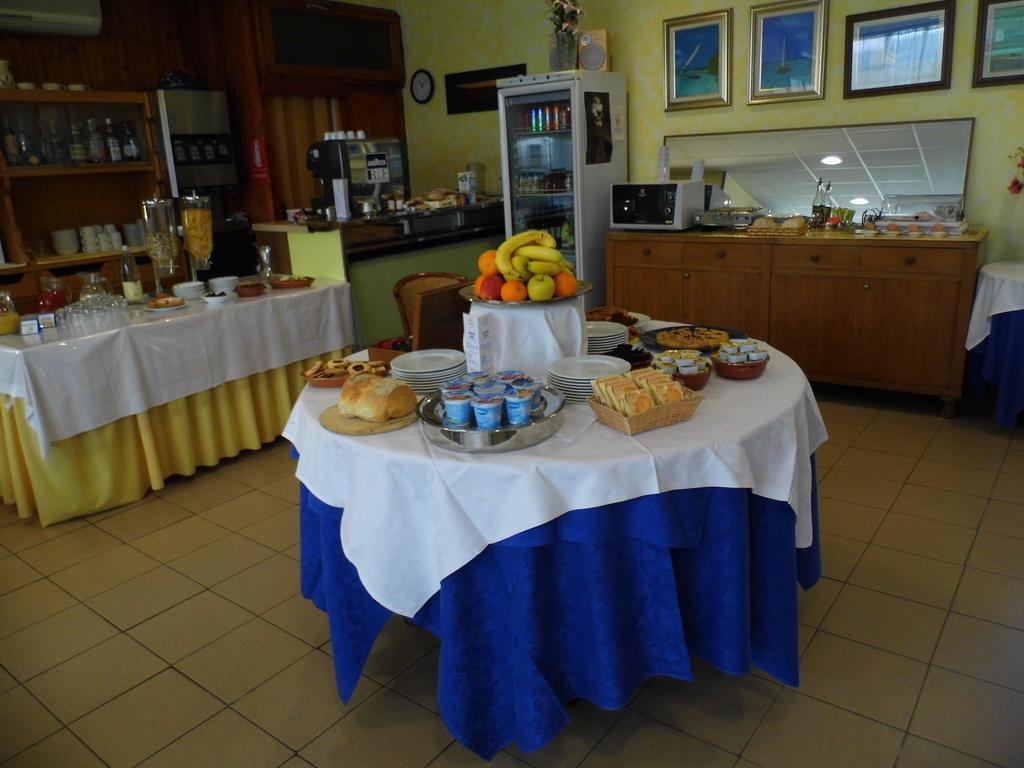 Hotel Ely Viareggio Bagian luar foto