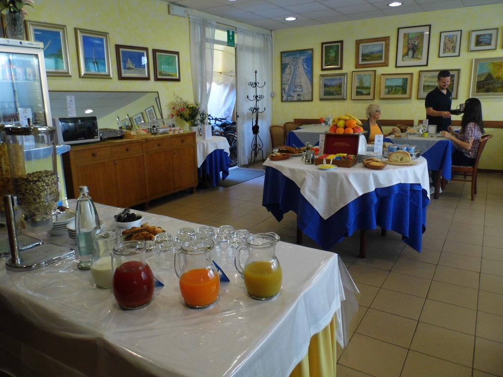 Hotel Ely Viareggio Bagian luar foto