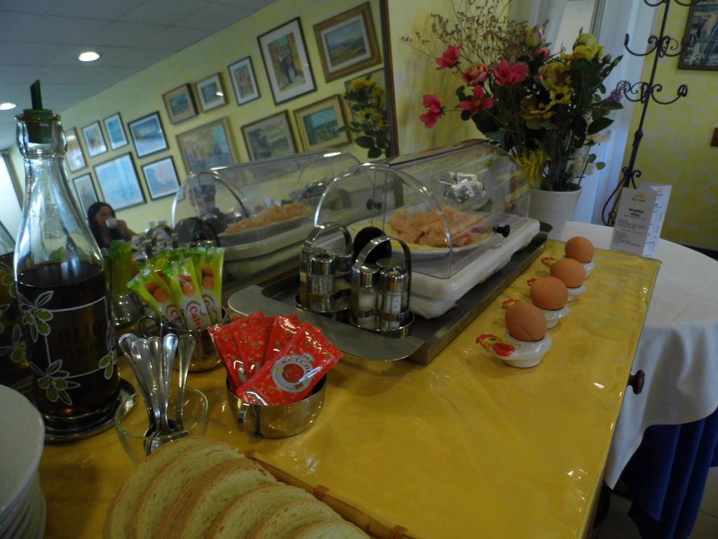 Hotel Ely Viareggio Bagian luar foto