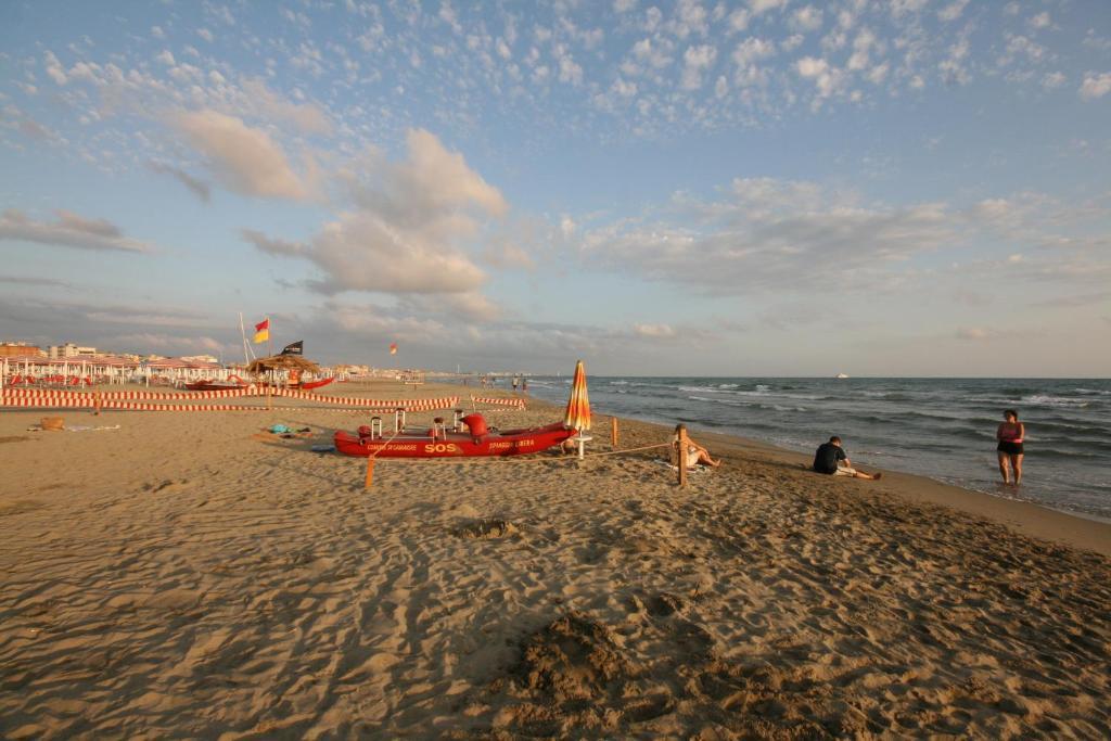 Hotel Ely Viareggio Bagian luar foto