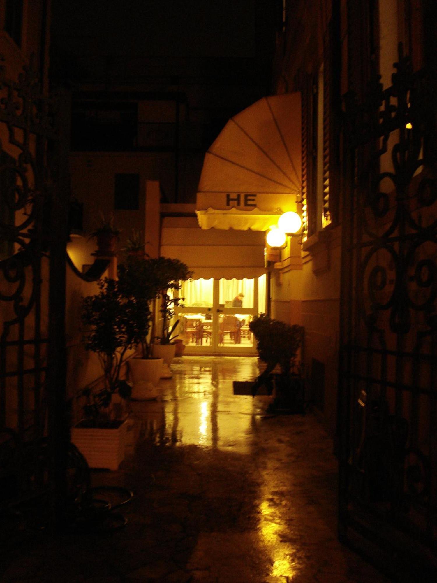 Hotel Ely Viareggio Bagian luar foto
