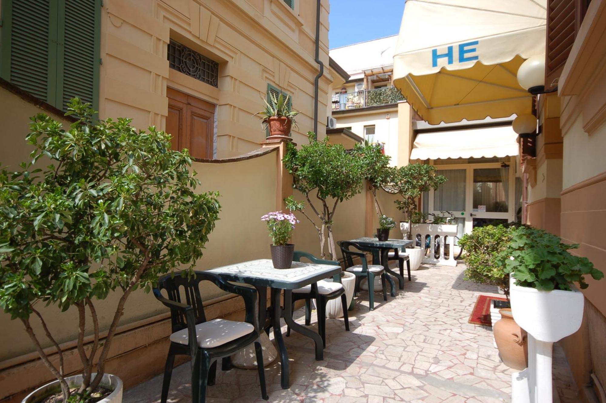 Hotel Ely Viareggio Bagian luar foto