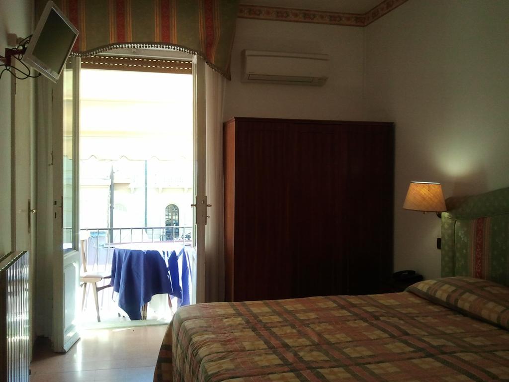 Hotel Ely Viareggio Bagian luar foto