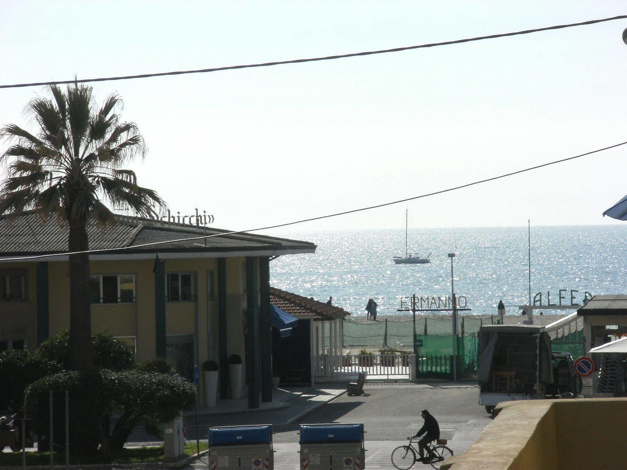 Hotel Ely Viareggio Bagian luar foto