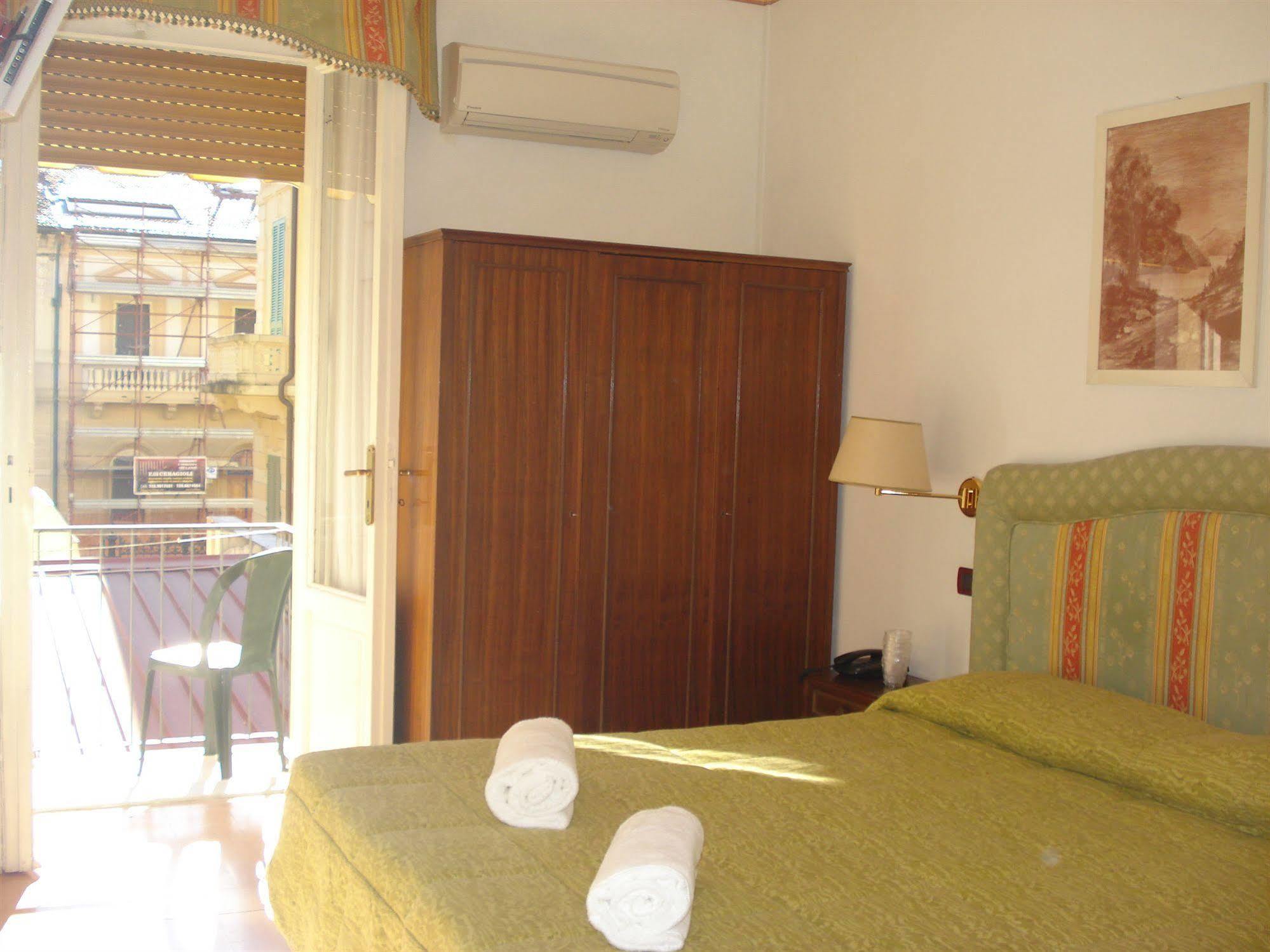 Hotel Ely Viareggio Bagian luar foto